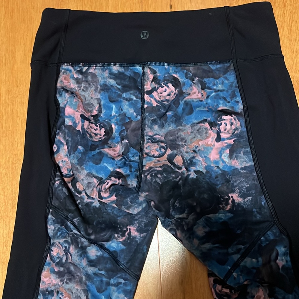 Lululemon Blue Flower Pattern Capri Leggings Size… - image 3
